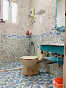 een badkamer met toilet en wastafel bij Clover B&B in Yuchi