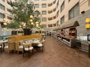 Εστιατόριο ή άλλο μέρος για φαγητό στο Howard Johnson Paragon Hotel Beijing Centra Provide tourism and ticketing service