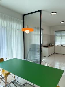 Kuchyň nebo kuchyňský kout v ubytování Lake Grove 17 near Tambun 4BR - 8 PAX