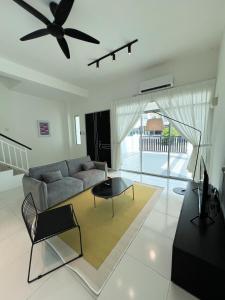 Posezení v ubytování Lake Grove 17 near Tambun 4BR - 8 PAX