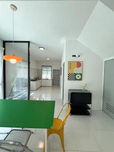 Kuchyň nebo kuchyňský kout v ubytování Lake Grove 17 near Tambun 4BR - 8 PAX