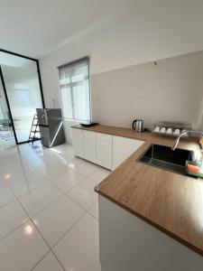 Kuchyň nebo kuchyňský kout v ubytování Lake Grove 17 near Tambun 4BR - 8 PAX