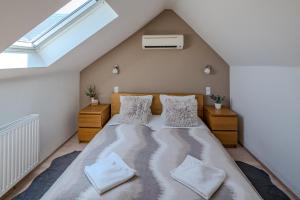 Posteľ alebo postele v izbe v ubytovaní Premium Buda Castle Apartment
