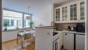 Kuchyňa alebo kuchynka v ubytovaní Premium Buda Castle Apartment