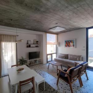 a living room with a couch and a table at Apartamento Centola julio y agost min 7N in Cangas de Morrazo