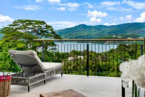 マへ島にあるRed Palm Luxury Villas with Private Poolsの山々の景色を望むバルコニー(椅子付) +16枚の写真