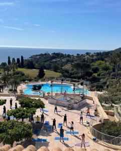 un groupe de personnes debout autour d'une piscine dans l'établissement Satine Beige, à La Celle-sous-Gouzon 69 autres photos