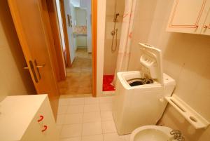 ein Badezimmer mit einem WC mit Sitz oben in der Unterkunft Residence Verdemare in Lignano Sabbiadoro