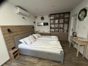 Postel nebo postele na pokoji v ubytování HA-LU Studio Apartman