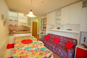 ein Wohnzimmer mit einem Tisch und einem Sofa in der Unterkunft Residence Verdemare in Lignano Sabbiadoro