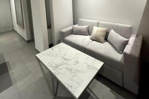 a living room with a couch and a coffee table at Apto 305 Distrito 90 in Barranquilla