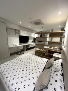 a bedroom with a bed and a desk at Apto 305 Distrito 90 in Barranquilla