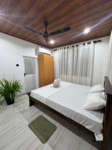 una camera da letto con un letto grande con soffitto in legno di Cealora Resort a Dambulla