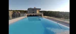 ein Swimmingpool auf dem Dach eines Hauses in der Unterkunft Luxury Apartment Monika with Shared Pool in Makarska