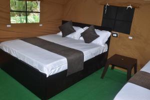 Кровать или кровати в номере Whispering Water Camp