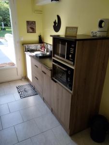 Kuchyň nebo kuchyňský kout v ubytování Chambre du Hamel