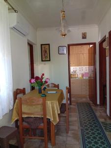 a kitchen and dining room with a table and chairs at ANNAS COTTAGE in Skala Sotiros