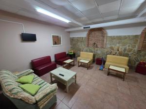 ein Wohnzimmer mit Sofa, Sesseln und Fernseher in der Unterkunft Río España - 5 habitaciones in San Miguel
