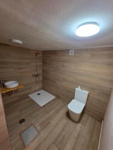 ein Badezimmer mit Toilette und Waschbecken in der Unterkunft Río España - 5 habitaciones in San Miguel + 8 Fotos