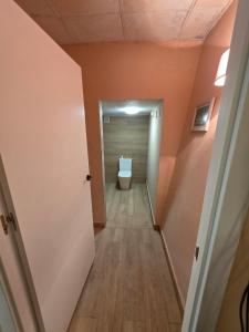 einen Flur mit WC in einem Zimmer in der Unterkunft Río España - 5 habitaciones in San Miguel