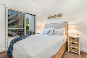 En eller flere senge i et værelse på Mirra Chana Beachfront Apartments Mooloolaba + 102 billeder