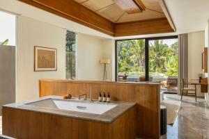 un bagno con un grande lavandino in una stanza di Alaya Suites Ubud ad Ubud
