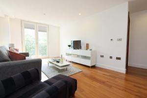 una sala de estar con un sofá y una mesa en Central Cardiff Stay Near Everything!, en Cardiff