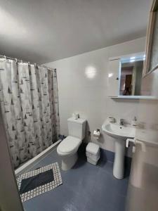 ein Badezimmer mit Toilette und Waschbecken in der Unterkunft Venias Rooms in Skala Eresou + 45 Fotos