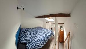 a bedroom with a blue bed in a room at Studio privé à la campagne in Guillerval