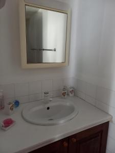 ein Badezimmer mit Waschbecken und Spiegel in der Unterkunft The Spidaki in Lania