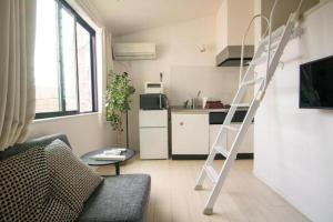 Una escalera en una sala de estar con cocina en SCS201, 20 mins to Skytree,30 mins to Ueno Ginza, en Tokio 2 fotos más