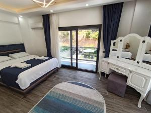 A bed or beds in a room at Villa KayaHan Göcek