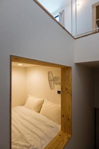 A bed or beds in a room at Smi:re Stay Tokyo