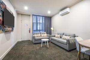 Nightcap at Sandbelt Hotel的休息区