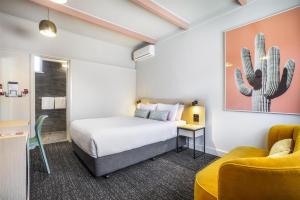 Nightcap at Sandbelt Hotel客房内的一张或多张床位