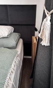 Postel nebo postele na pokoji v ubytování Remote Work Friendly Zahradní apartmán u jezera