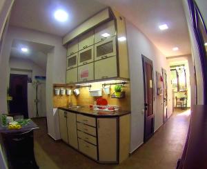 Kuhinja oz. manjša kuhinja v nastanitvi MGA Hostel & Tours