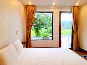 Postel nebo postele na pokoji v ubytování Vivian riverside cottage - Ninh Bình