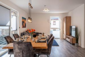 una sala da pranzo con tavolo e sedie di BPS Apartment #10 Flair - NEU - Deluxe - Modern a Horb am Neckar