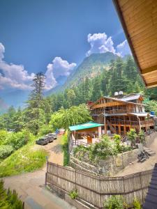 カソルにあるRoyal Star Kasolの山を背景にした建物