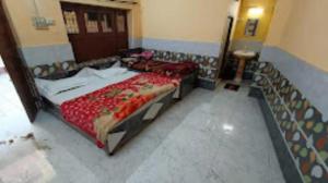 马图拉Mathura Hotel Laxmi Bhawan Dharamshala Near Dwarkadhish Temple & Saryu River -Fully Air Conditioning -Free Wi-Fi -Restaurant -Parking -Room Service -Best Hotel In Mathura的一间房间里有两张床的卧室
