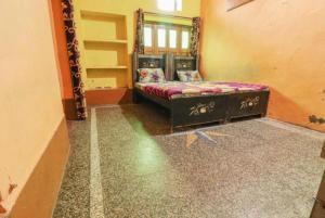Mathura Hotel Laxmi Bhawan Dharamshala Near Dwarkadhish Temple & Saryu River -Fully Air Conditioning -Free Wi-Fi -Restaurant -Parking -Room Service -Best Hotel In Mathura客房内的一张或多张床位