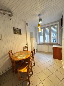 ein Esszimmer mit Tisch und Stühlen und eine Küche in der Unterkunft Niecała Twelve - Old Town Hideaway in Lublin