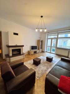 ein Wohnzimmer mit Sofa und Kamin in der Unterkunft Niecała Twelve - Old Town Hideaway in Lublin