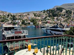 锡米Lindiakos Villa AMI的码头和水中停泊的船只的景色