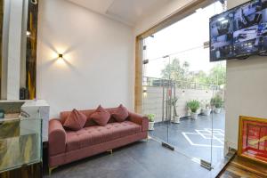 TV a/nebo společenská místnost v ubytování FabHotel Skylight Inn - Artemis Hospital Gurgaon