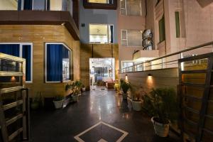 Fotografie z fotogalerie ubytování FabHotel Skylight Inn - Artemis Hospital Gurgaon v destinaci Gurgáon