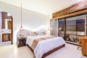 CemagiにあるVilla Citrusの大きなベッドと大きな窓のある寝室