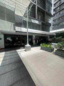 um edifício com um poste no meio de um pátio em Antel Spa Residences 1908 em Manilla mais 25 fotografias