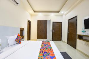 Postel nebo postele na pokoji v ubytování FabHotel Skylight Inn - Artemis Hospital Gurgaon